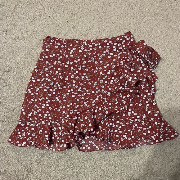Red ditsy floral mini skirt size XS - Picture 3 of 9